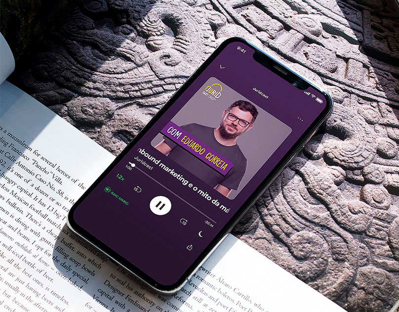 Celular tocando o podcast da Juridcast